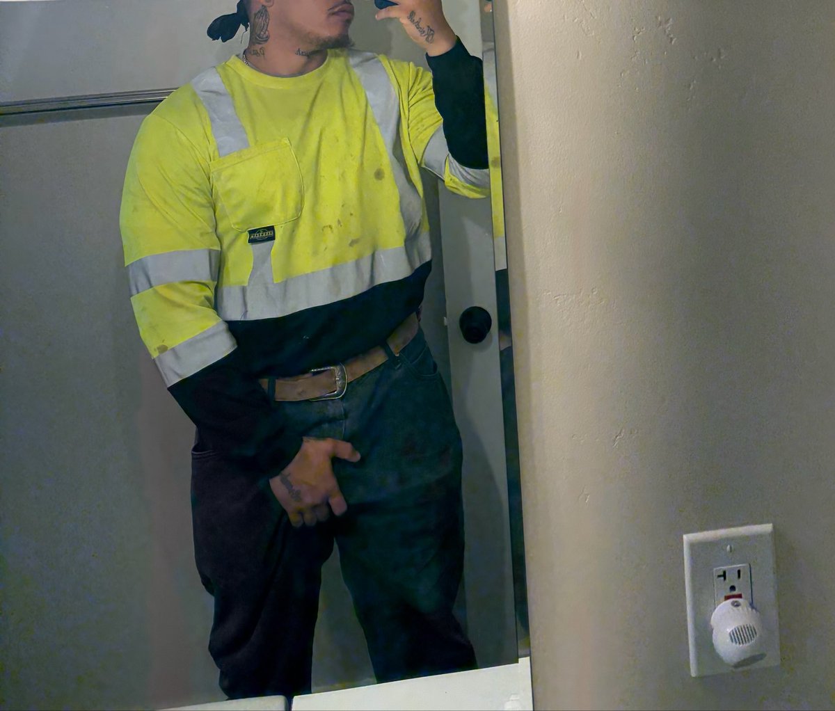 BIGBANKLEE28's tweet photo. Drilling holes and lifting weights https://t.co/eFrvv6OmeX