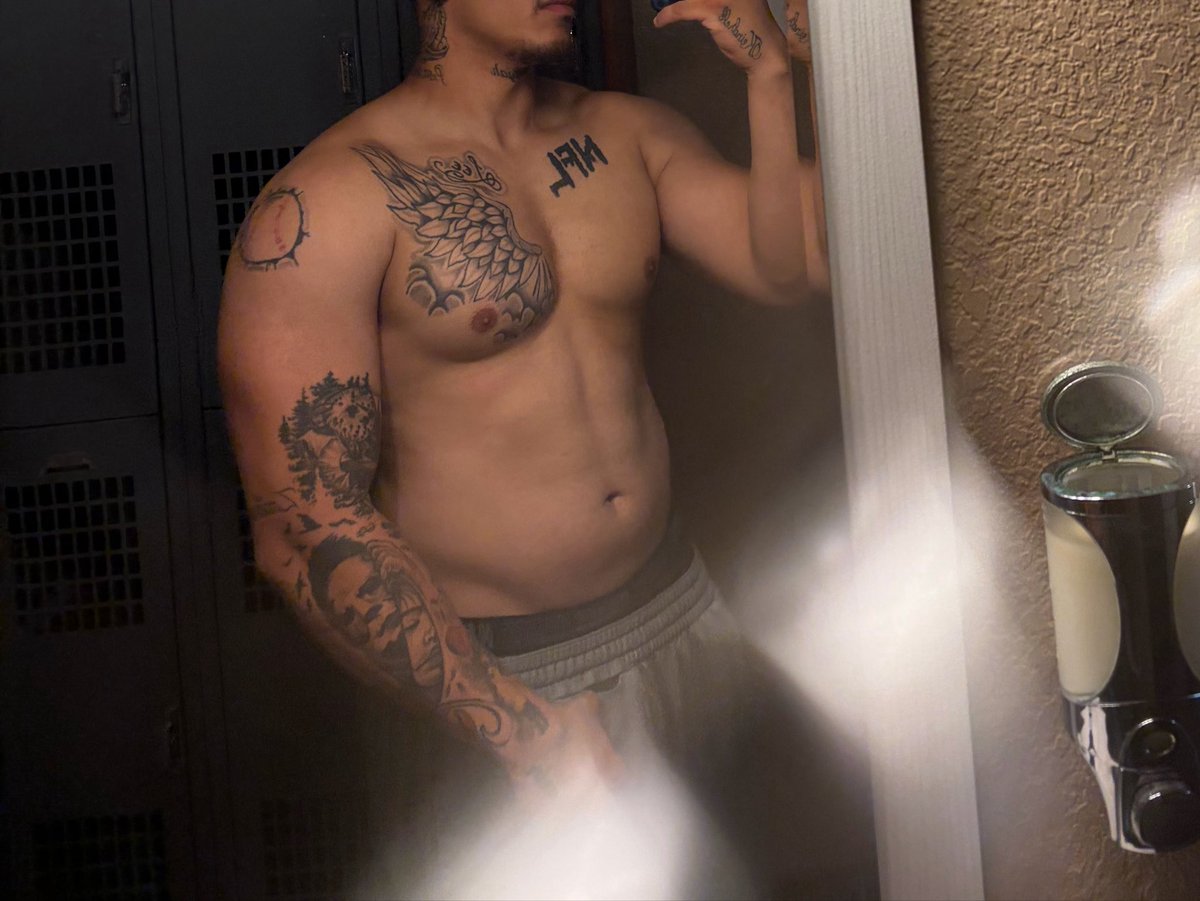 BIGBANKLEE28's tweet photo. Drilling holes and lifting weights https://t.co/eFrvv6OmeX