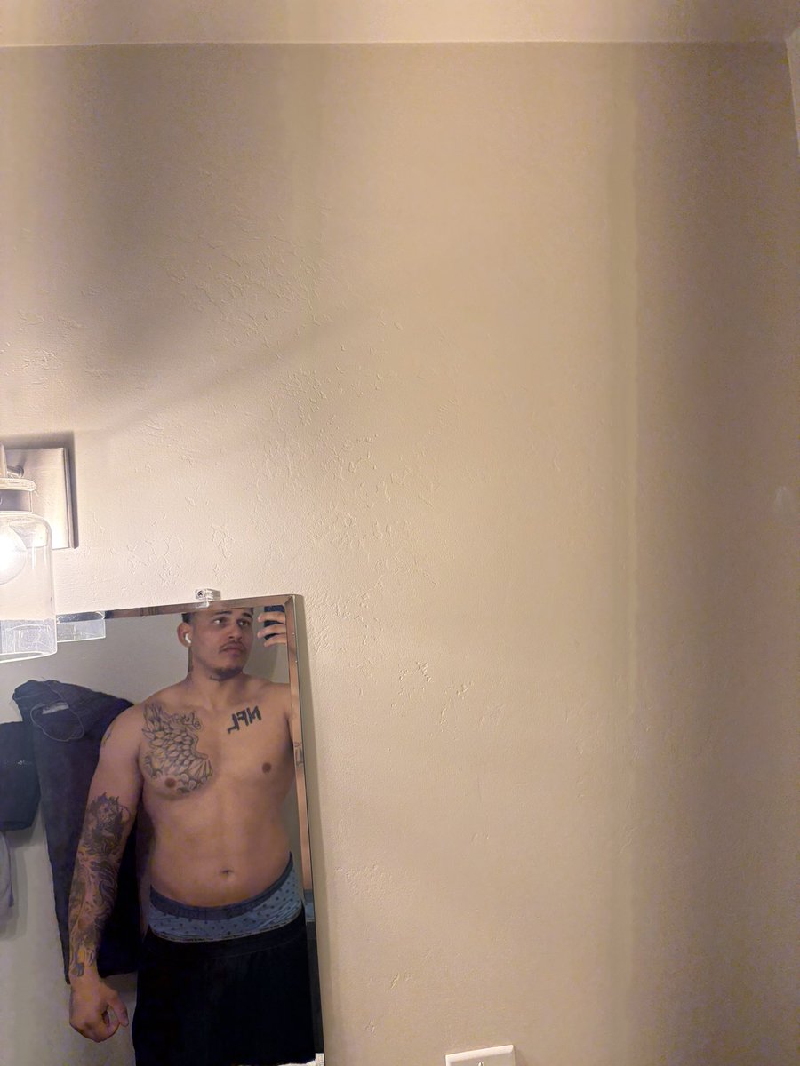 BIGBANKLEE28's tweet photo. Drilling holes and lifting weights https://t.co/eFrvv6OmeX