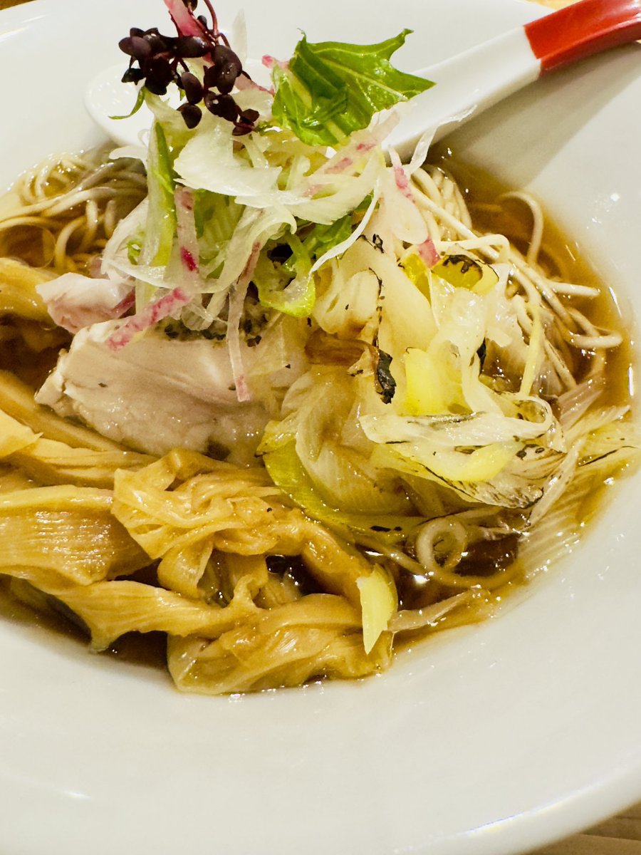 sois185308's tweet photo. おはようございます。

拉麺

・仔羊の清湯
・soisブラック
・地鶏の濃厚ムースリーヌ
・soisのつけMEN

本日の限定麺　

・和牛テールの蕎麦※残り7食です。
・soisのマイス
・鴨の清湯
・鴨出汁冷やし蕎麦

スープに入れない替玉

・煮干
・ジェノベーゼ
・アラビアータ
・鮟肝
・蟹味噌
・カルボナーラ

ご飯もの

・焼豚丼
・トリュフ香る卵かけ御飯
・鴨肉御飯

アラカルト　

・鴨腿肉のコンフィ

デザート

・抹茶ときな粉のパルフェ
・ピニャコラーダ
・soisのアイス 
　ほうじ茶　ピスタチオ　アサイー
　こちらお味をおひとつお選び下さい。

※和牛テール　黒毛和牛の尻尾をじっくり煮込み仕上げたオックステールスープに和牛テールのブレゼを乗せて。

※マイス　冷たいとうもろこしのスープです。バジルの風味で。

本日も皆様の御来店を心よりお待ち致しております🙇