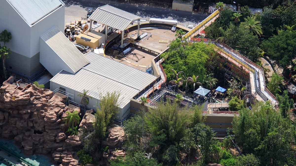 bioreconstruct's tweet photo. Aerial photos of new wall construction at the paddock in the Jurassic Park River Adventure refurbishment. https://t.co/mOjqe4AWXY