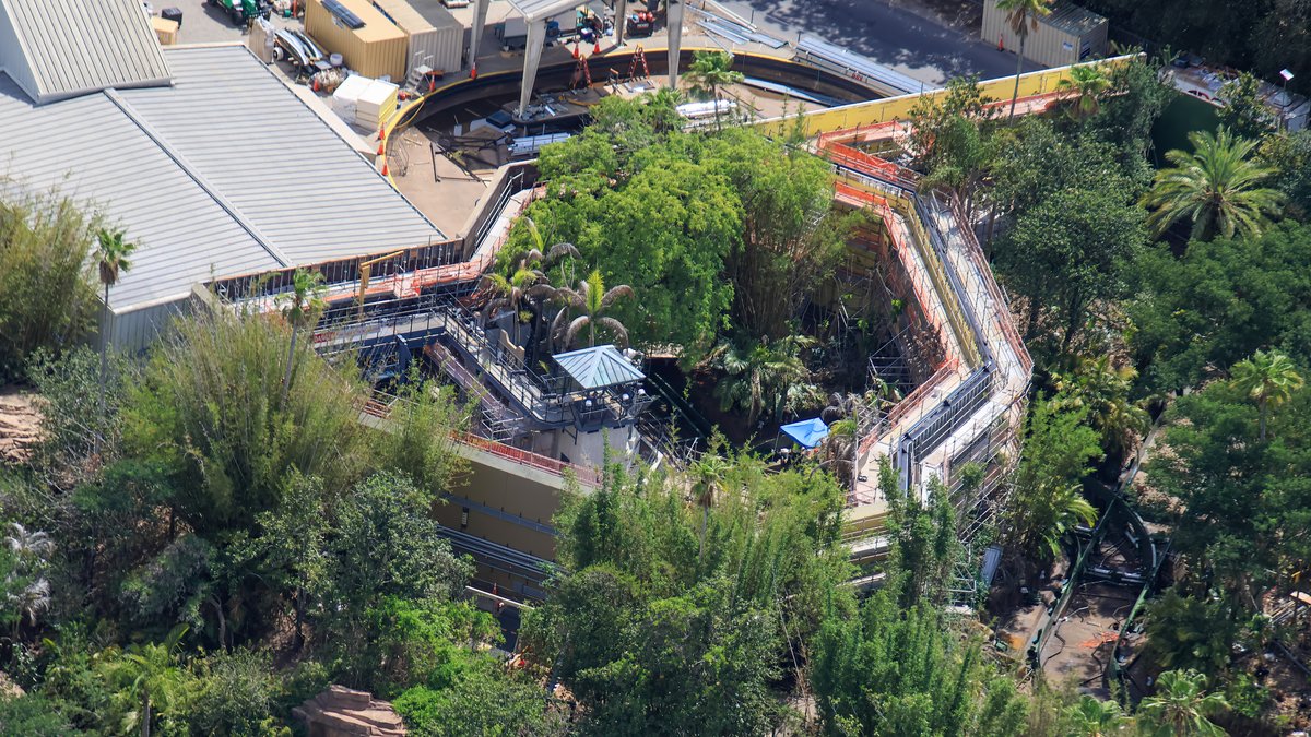 bioreconstruct's tweet photo. Aerial photos of new wall construction at the paddock in the Jurassic Park River Adventure refurbishment. https://t.co/mOjqe4AWXY