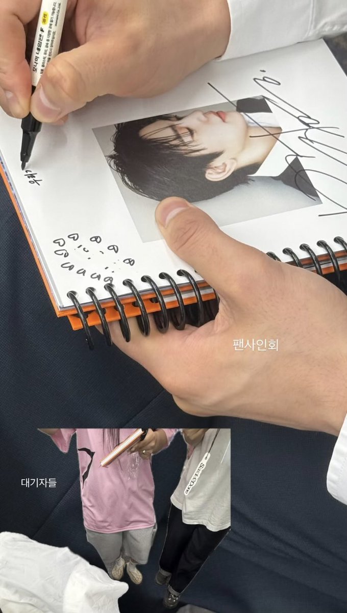 Peachedits922's tweet photo. A little sneak peak of Jinyoung’s hands wearing long sleeves for the drama
(Busy signing autographs for the staffs and staff teasing ‘fansign event’) https://t.co/vF63gi6jky