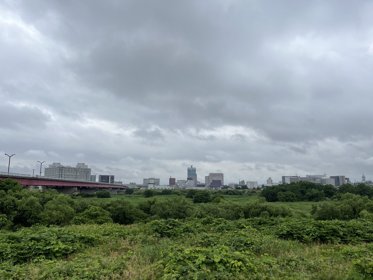 sy10153's tweet photo. おはようございます。😃
6/8富山は北の弱風で曇り空です。☁️
立山連峰は厚い雲に覆われ全く見えません。😃
湿気が多いのかB737が翼端に水蒸気の帯を引きながら着陸して行きました。😁
今日の画像は2013/05/04上市町鍋増谷の萌える新緑です。😆(鍋増谷8訂正)

#マイあさ https://t.co/lbcIR9zlQG