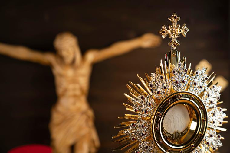 toledodeacon's tweet photo. Why are you Catholic?
In our Gospel reading today, Jesus says five times that we should be taking him literally when he says he wants us to eat his flesh. Jesus wasn’t speaking symbolically. https://t.co/KAtAE2HL3Y https://t.co/ke6Xjwiw30