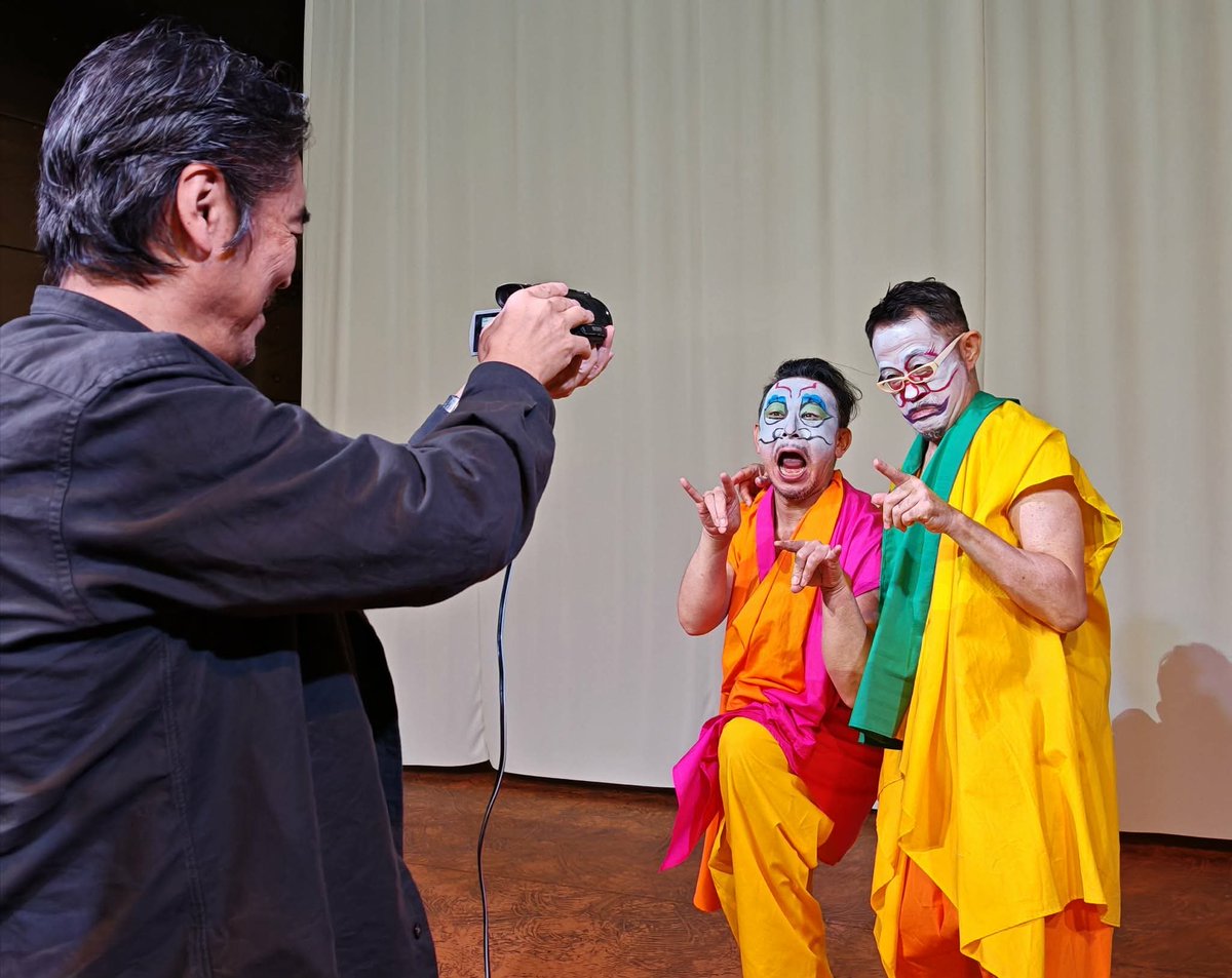 BANANA_ICE_'s tweet photo. 舞台【世界望郷の旅】こんなメイクと衣装（by @Ultrahamaikoji )で演奏・ラップ・作曲を雅楽演奏家の太田豊氏と神になって出演してます。観に来てねーhttps://t.co/ia7q32Ip9C https://t.co/Lpvk1So3Xo