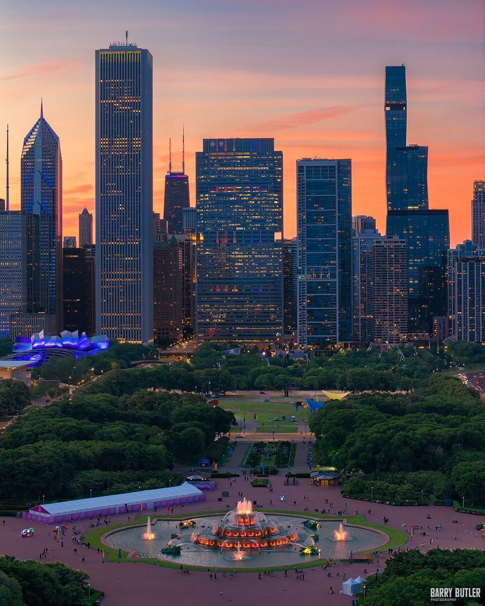 ChooseChicago's tweet photo. Name a prettier city than Chicago... You can't. 😍

📸: @barrybutler9

#NeverOutdoneChi https://t.co/nveN0dKlOp