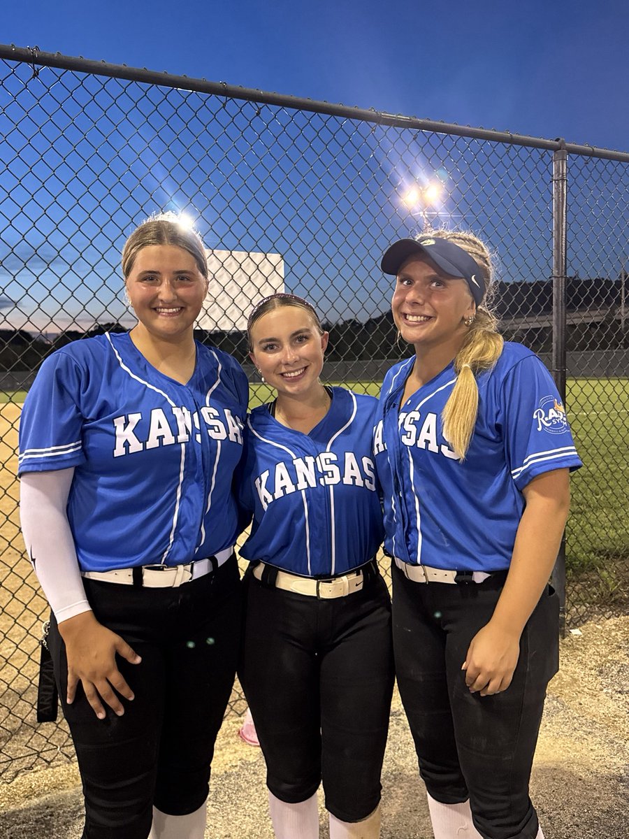 hanKrue2026's tweet photo. Thank you @TheEarlAwardKC for putting on a great event and nominating me as finalist for catcher of the year. So grateful to be able to represent Kansas and @BVN_Softball one last time! 
@coachstevieraye 
@KCRebels18N @JohnnyProSource @naomi_tellez @NWBearcatSB https://t.co/rLCYjpIAQp