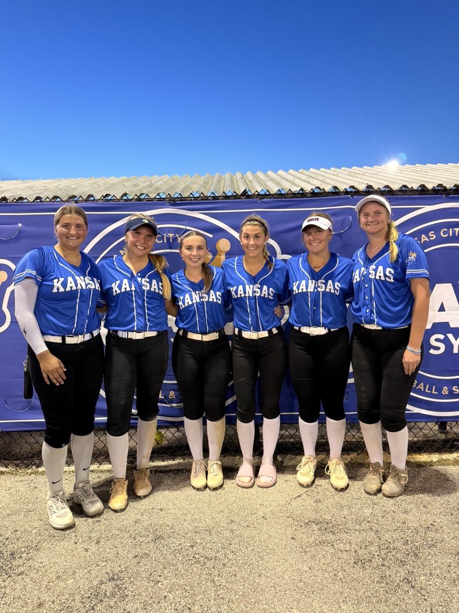 hanKrue2026's tweet photo. Thank you @TheEarlAwardKC for putting on a great event and nominating me as finalist for catcher of the year. So grateful to be able to represent Kansas and @BVN_Softball one last time! 
@coachstevieraye 
@KCRebels18N @JohnnyProSource @naomi_tellez @NWBearcatSB https://t.co/rLCYjpIAQp