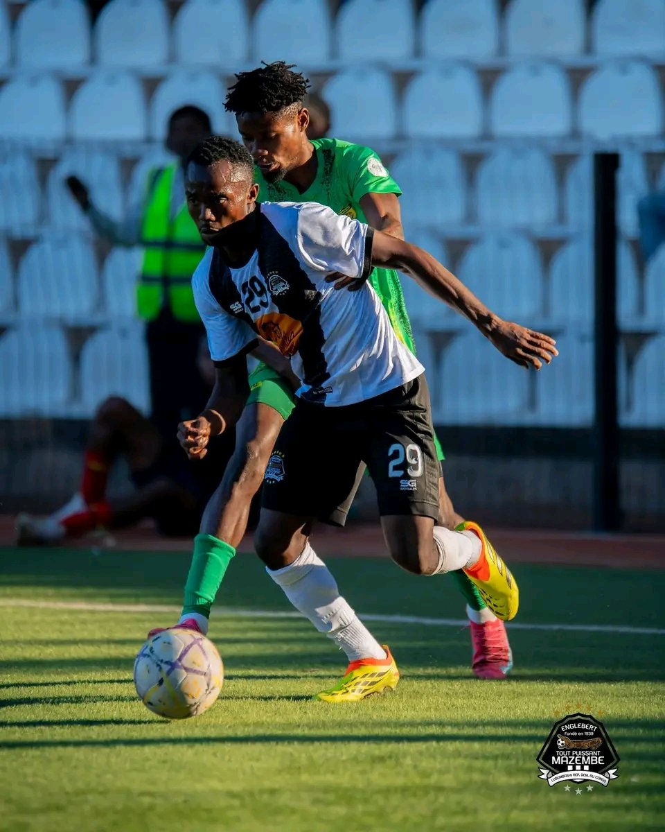MubembaD's tweet photo. FIN de bail sanglant à Kamalondo! Mazembe chance Maniema de son stade !Après la bagarre générale entre les joueurs de Kindu, les stadiers et les ramasseurs de balles... 
Les dirigeants de Mazembe ferment définitivement les portes de leur stade à l'équipe de Kindu. Finie https://t.co/2zE86xx4Ks