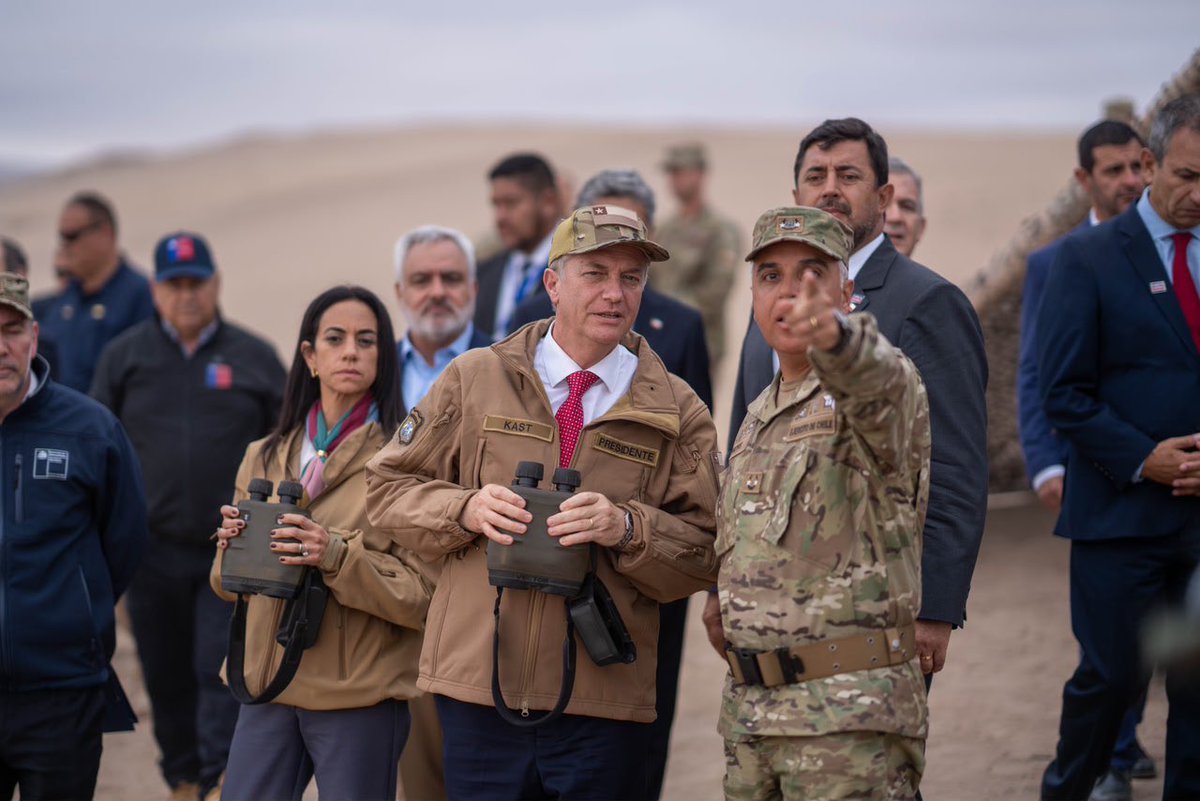 PresidenteKast's tweet photo. Nos trasladamos a Chacalluta, para revisar los avances de la construcción de zanjas y otras obras de contramovilidad para asegurar el control de nuestras fronteras. Seguimos avanzando en defensa de todos los chilenos. https://t.co/G5FrYQKRaK
