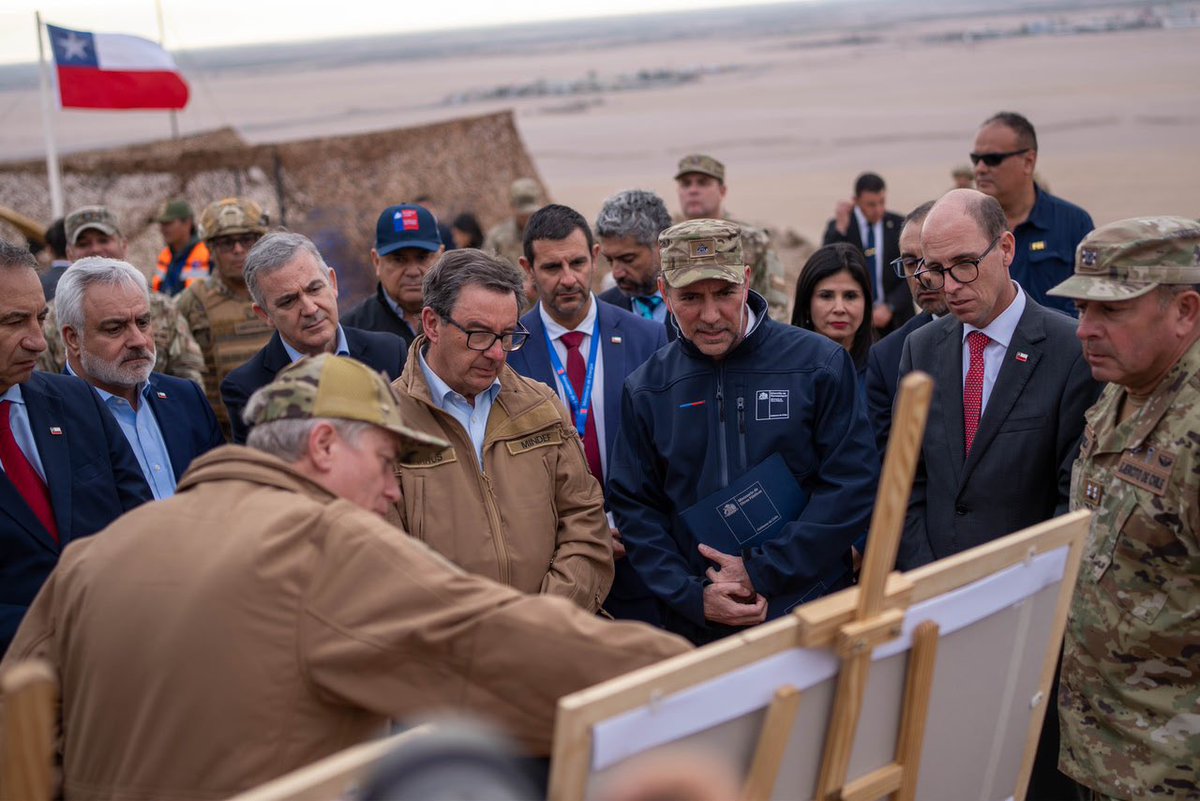 PresidenteKast's tweet photo. Nos trasladamos a Chacalluta, para revisar los avances de la construcción de zanjas y otras obras de contramovilidad para asegurar el control de nuestras fronteras. Seguimos avanzando en defensa de todos los chilenos. https://t.co/G5FrYQKRaK