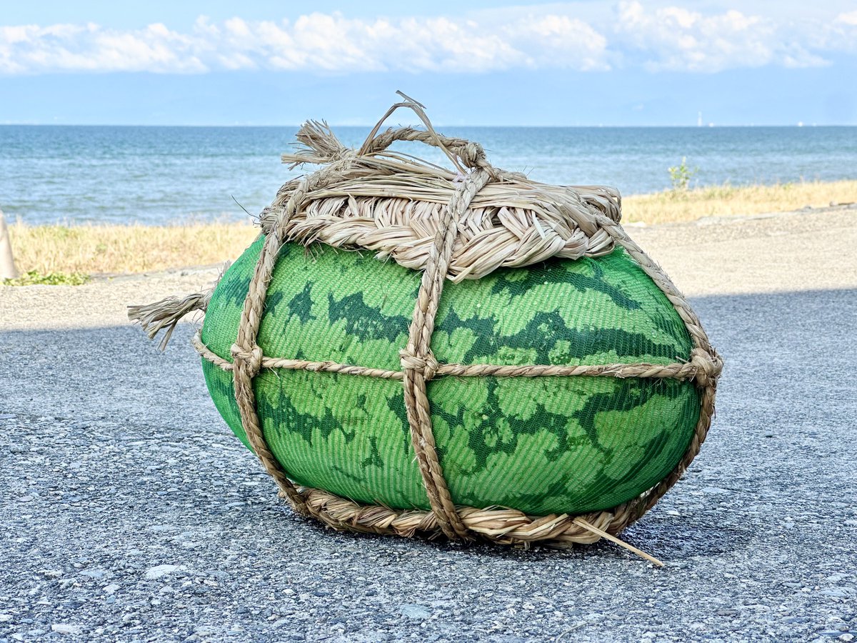 chunbi_mu's tweet photo. ＼お盆期間のご予約開始／

もう夏休みの話かぁ…早いなぁと思うのですが、８月のお盆のご予約受付が始まりました🌻

毎年、人気のお日にちは早い段階で満室をいただいております☺️サウナ好きの方や夏の旅行をご計画中の方は、ぜひお早めにどうぞ🍉人数にもよりますがお仲間での貸切も可能です◎
民宿貸切でワイワイするの、我ながらですがとっても楽しいと思います😆🩷笑

また、8月1日(土)は地元•氷見の花火大会の日で、宿から花火が見られるのでおすすめです🎆夏らしいこと、満喫しましょ！🙌