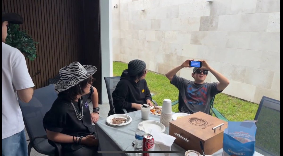RoierUpdates's tweet photo. 💬| APARECIÓ ROIER, llegó a la carnita asada IRL de quackity , Missa, Maffer y Juan, inmediatamente llegó y le dieron el teléfono para jugar al adivina al personaje 🫪 https://t.co/cS6n5tr5SA