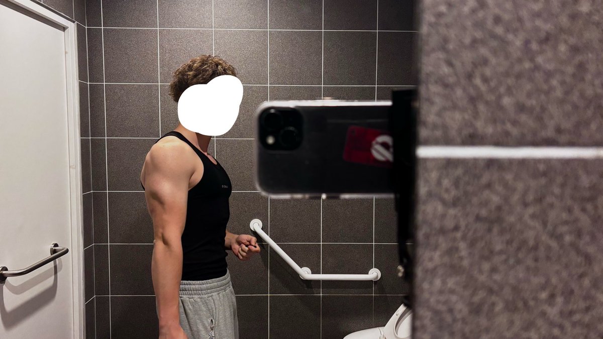 simplementJay's tweet photo. je commence à avoir un beau triceps https://t.co/OLgd1PJC8q