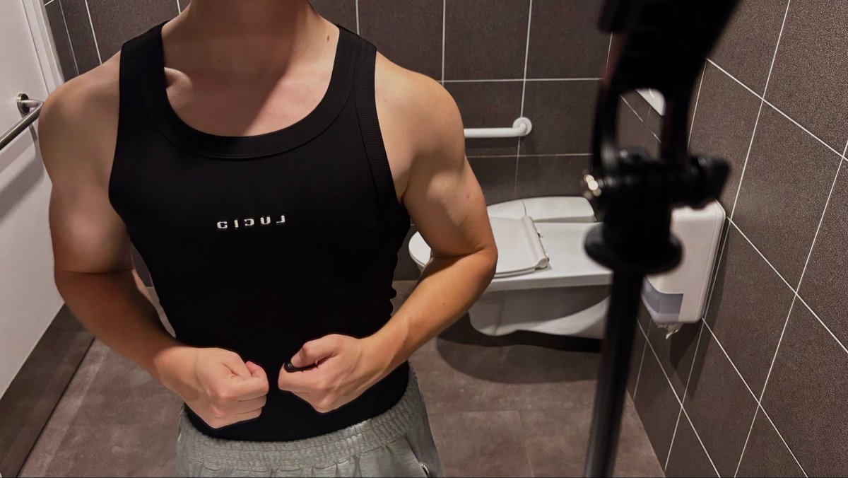 simplementJay's tweet photo. je commence à avoir un beau triceps https://t.co/OLgd1PJC8q