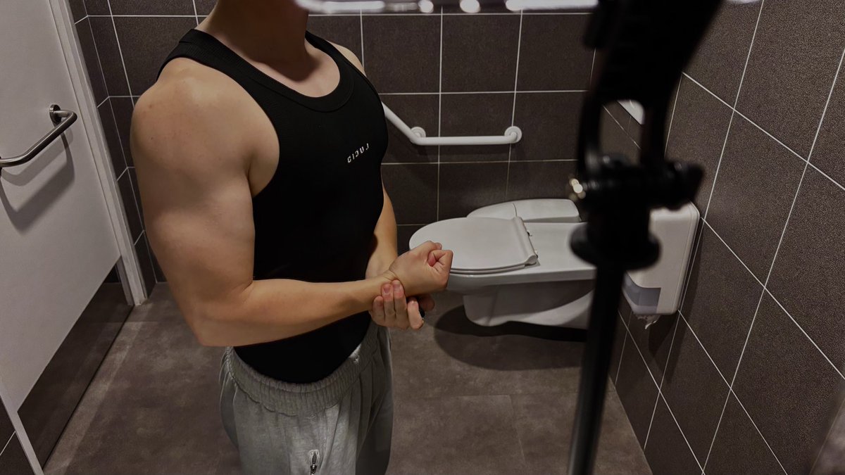 simplementJay's tweet photo. je commence à avoir un beau triceps https://t.co/OLgd1PJC8q