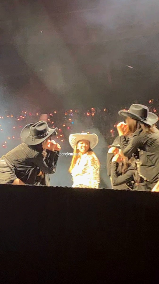 jeongieminari's tweet photo. Hehe i forgot i had these from london day 2.... smiley heart surprise from her dancers 🤭🥰🥰 #thisisforlondon https://t.co/ZsFkB7ivbA
