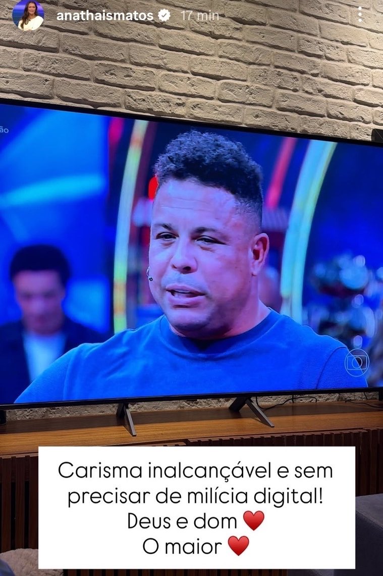 choquei's tweet photo. 🚨AGORA: Ana Thaís Matos, jornalista da TV Globo, posta Stories com Ronaldo Fenômeno no fundo durante o #Domingão, e legenda misteriosa chama a atenção: 

"Carisma inalcançável e sem precisar de milícia digital" https://t.co/yetCqfRCTa