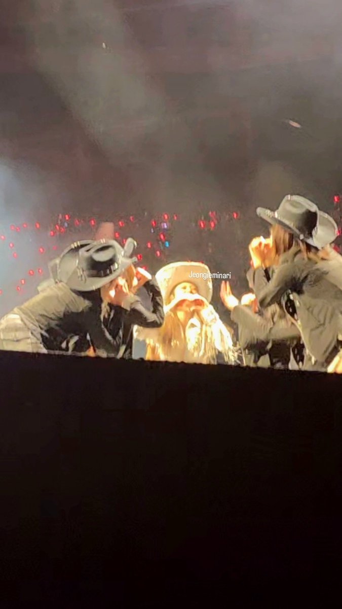 jeongieminari's tweet photo. Hehe i forgot i had these from london day 2.... smiley heart surprise from her dancers 🤭🥰🥰 #thisisforlondon https://t.co/ZsFkB7ivbA