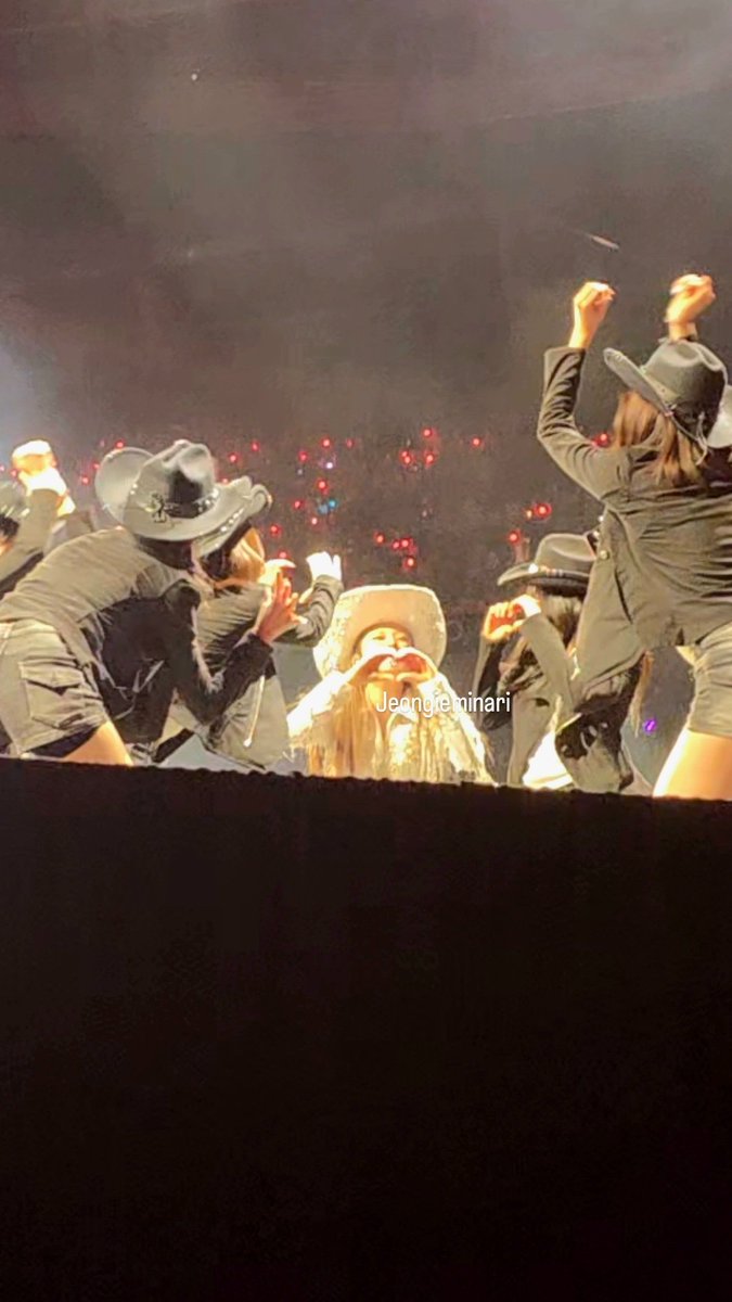 jeongieminari's tweet photo. Hehe i forgot i had these from london day 2.... smiley heart surprise from her dancers 🤭🥰🥰 #thisisforlondon https://t.co/ZsFkB7ivbA
