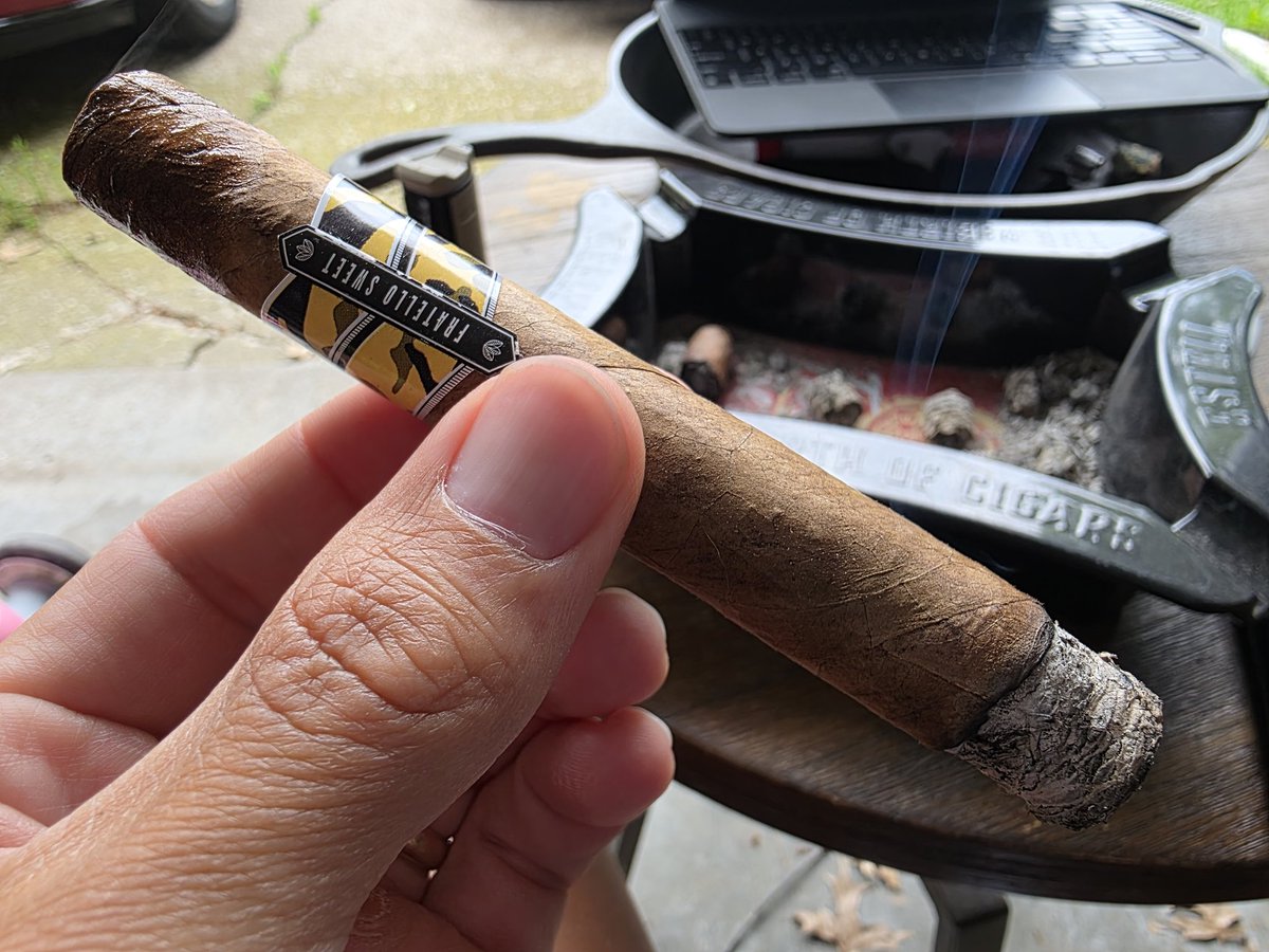 cigar_break's tweet photo. Cheap cigar run continues for this weeks #SundayCigar. Best compliment for this one is the draw. The amount of smoke I can pull on this makes me happy. https://t.co/t2WrGQzY33