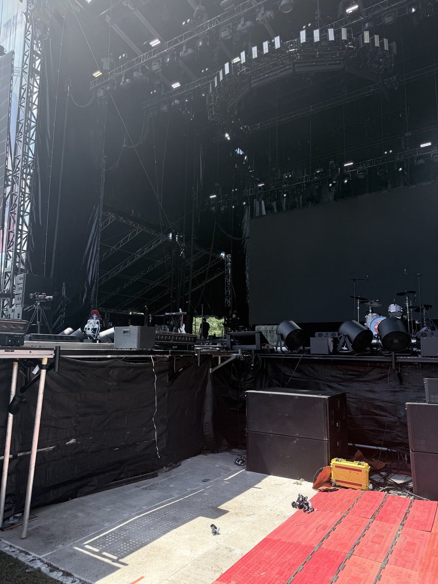 NEWSJENNlE's tweet photo. Fans are eagerly waiting for Jennie!

JENNIE HEADLINES GOV BALL 
#JENNIEGovernorsBall #JENNIE https://t.co/0noXbfwa1b