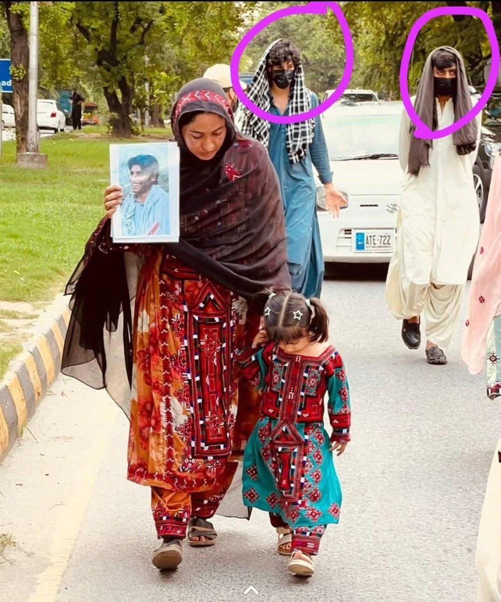 Abbasbugti52's tweet photo. دیکھ لو بی ایل اے، کے دہشت گرد جو خود کو بہادر کہتے ہیں، ہمیشہ عورتوں کے پیچھے چھپتے ہیں۔ کبھی افغانستان میں پناہ لیتے ہیں، تو کبھی عورت کے بھیس میں پکڑے جاتے ہیں۔ یہ بزدلی ہے، بہادری نہیں۔ اس پوسٹ کو شیئر کریں تاکہ سب کو ان کا اصل چہرہ نظر آئے۔ https://t.co/rmnkK2DcR9