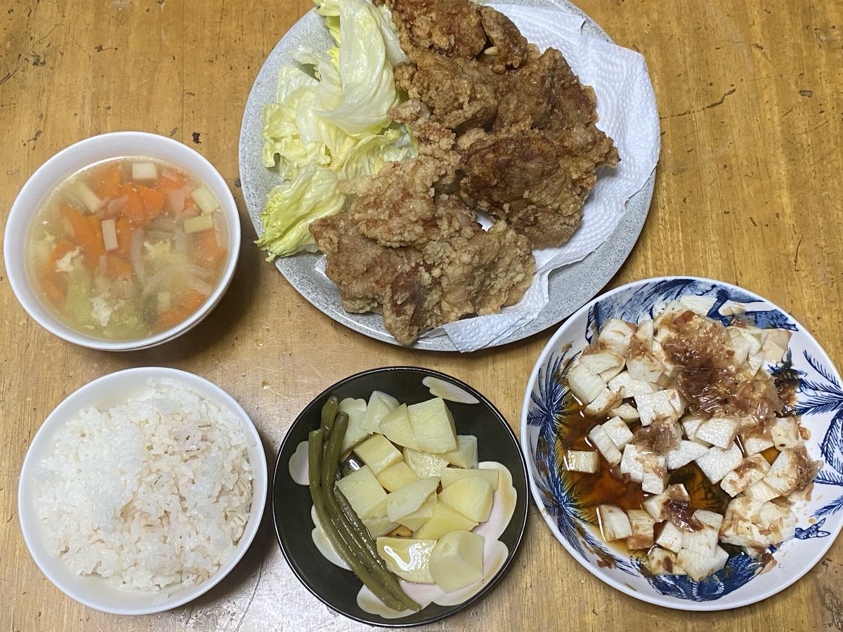mosasaurusu246's tweet photo. 今日の1日1食はお休み
6月7日夕食

家に帰ると夕食がありました♪
たっぷりの唐揚げで大満足😄 https://t.co/4tY3fBuwjY