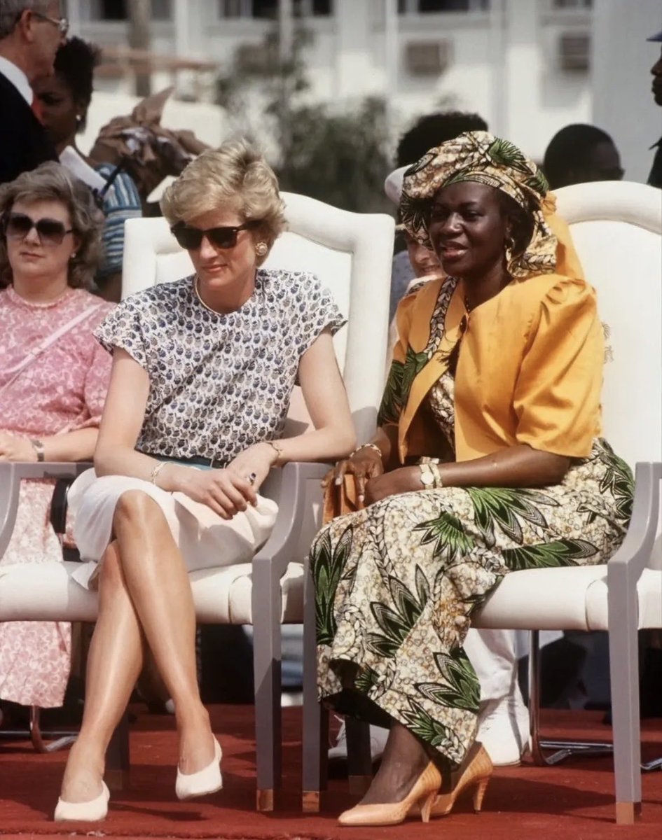 xKnowledgeBANK's tweet photo. Princess Diana with Nigerian First Lady Maryam Babangida at Tafawa Balewa square, Lagos, on march 16, 1990. 🏴󠁧󠁢󠁥󠁮󠁧󠁿 🇳🇬 https://t.co/sGu0ARpRmD