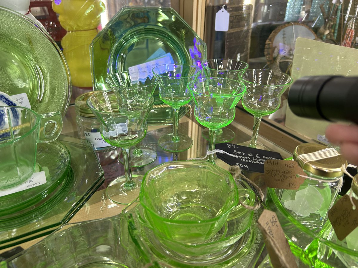 Singnatra's tweet photo. Glowy glass appreciation post 💚💚 https://t.co/WdxHS7liUU