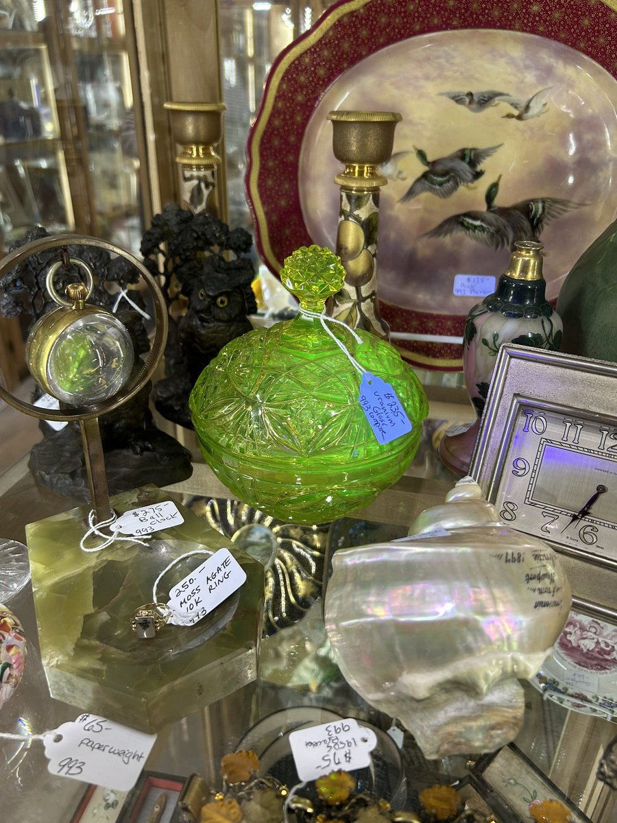 Singnatra's tweet photo. Glowy glass appreciation post 💚💚 https://t.co/WdxHS7liUU