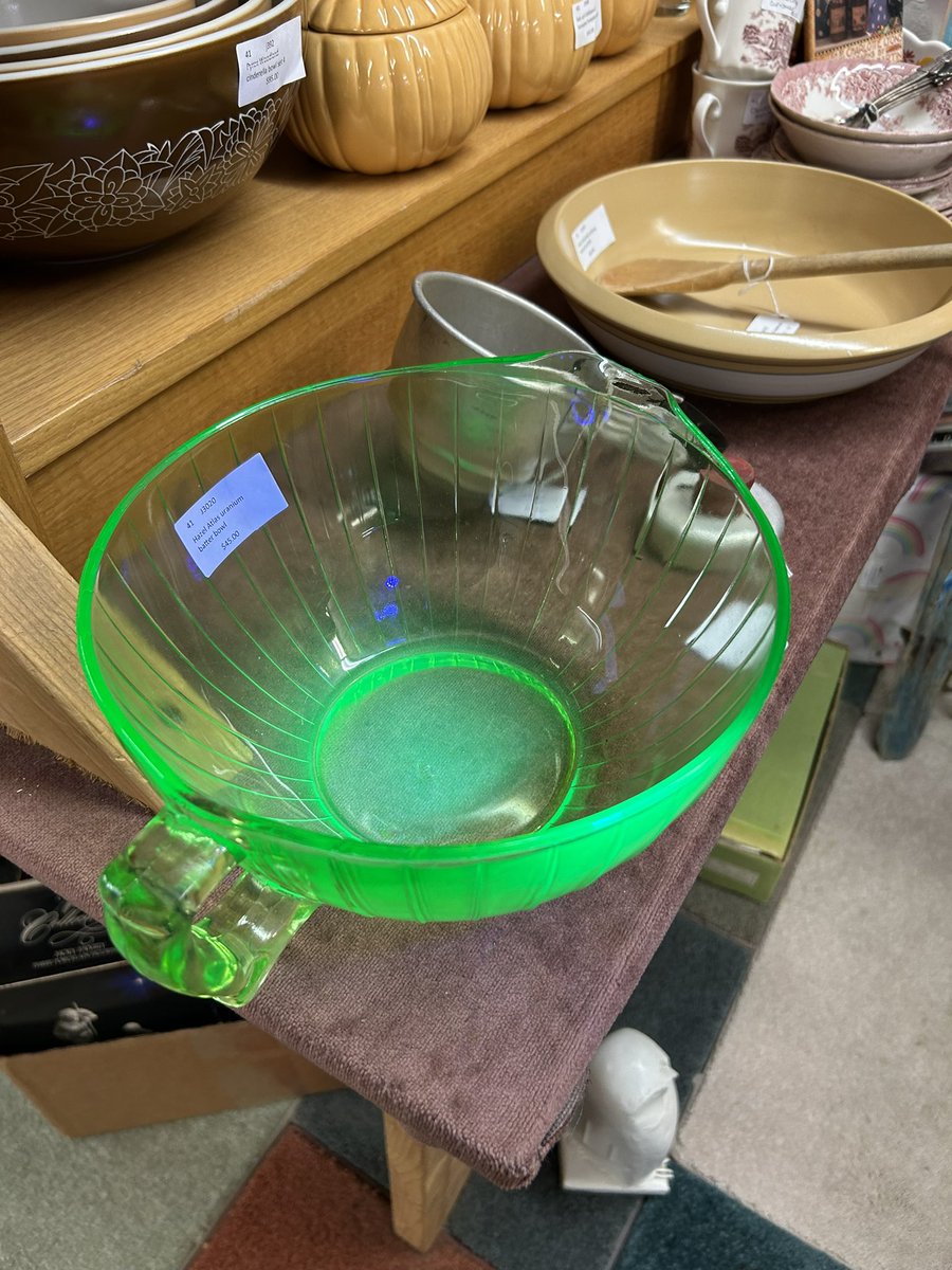 Singnatra's tweet photo. Glowy glass appreciation post 💚💚 https://t.co/WdxHS7liUU