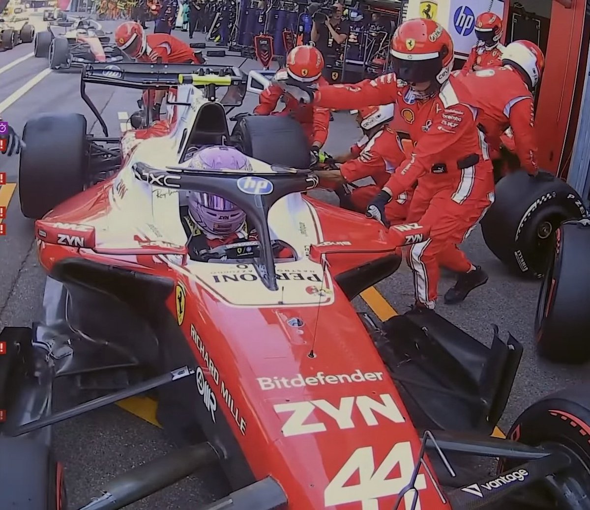 F1das_frase's tweet photo. o hamilton parado esperando os cinco segundos e o leclerc chegando atrás sem entender porra nenhuma KKKKKKKKKKKKKKKKKKKKKKKKK VSFFFF https://t.co/wlaHfvCBPL