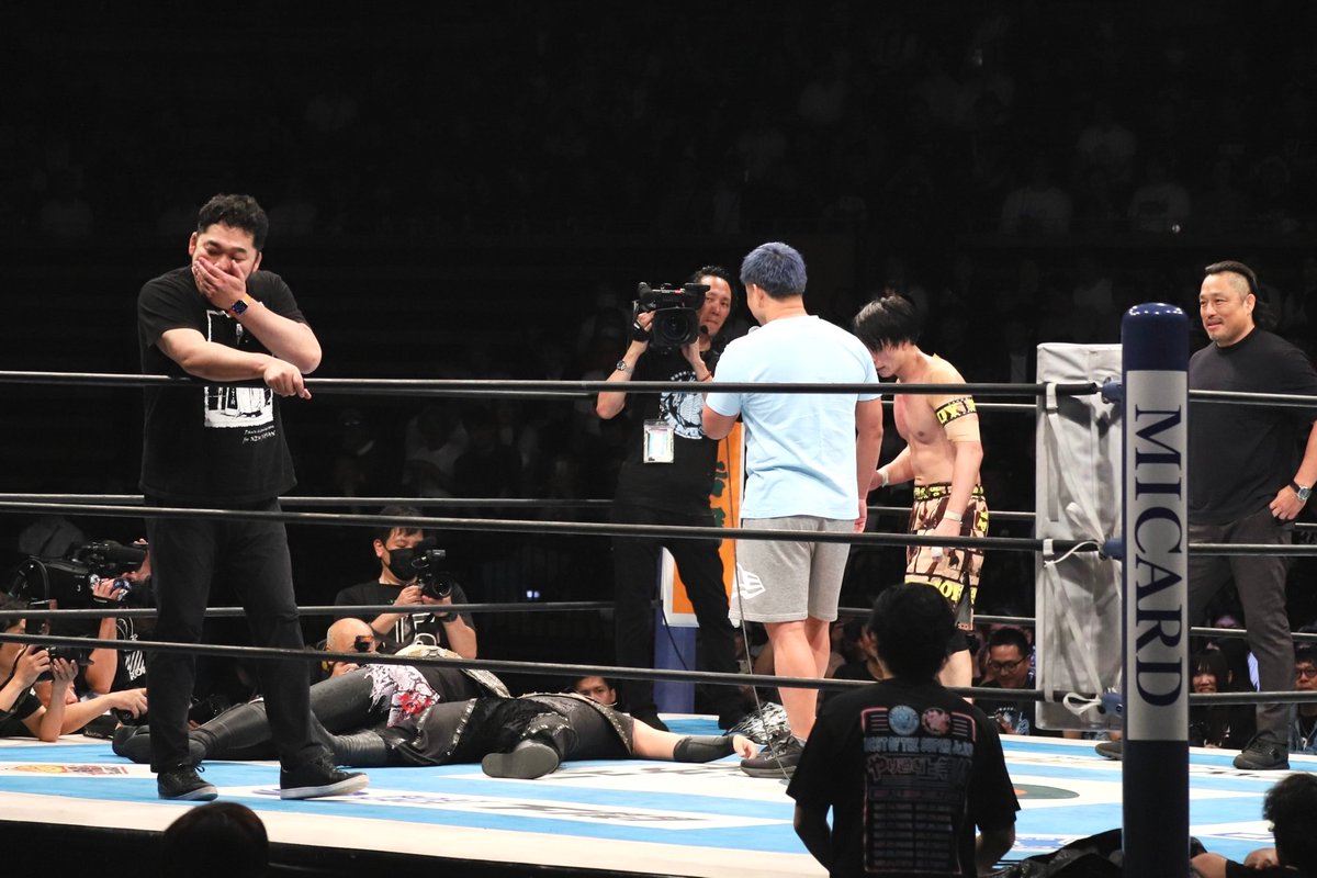 happytriger2002's tweet photo. YOSHI-HASHIさんのざんまい説明に堪えきれなかった矢野さん

#BOSJFinal #njpw https://t.co/XdINDGv2xb