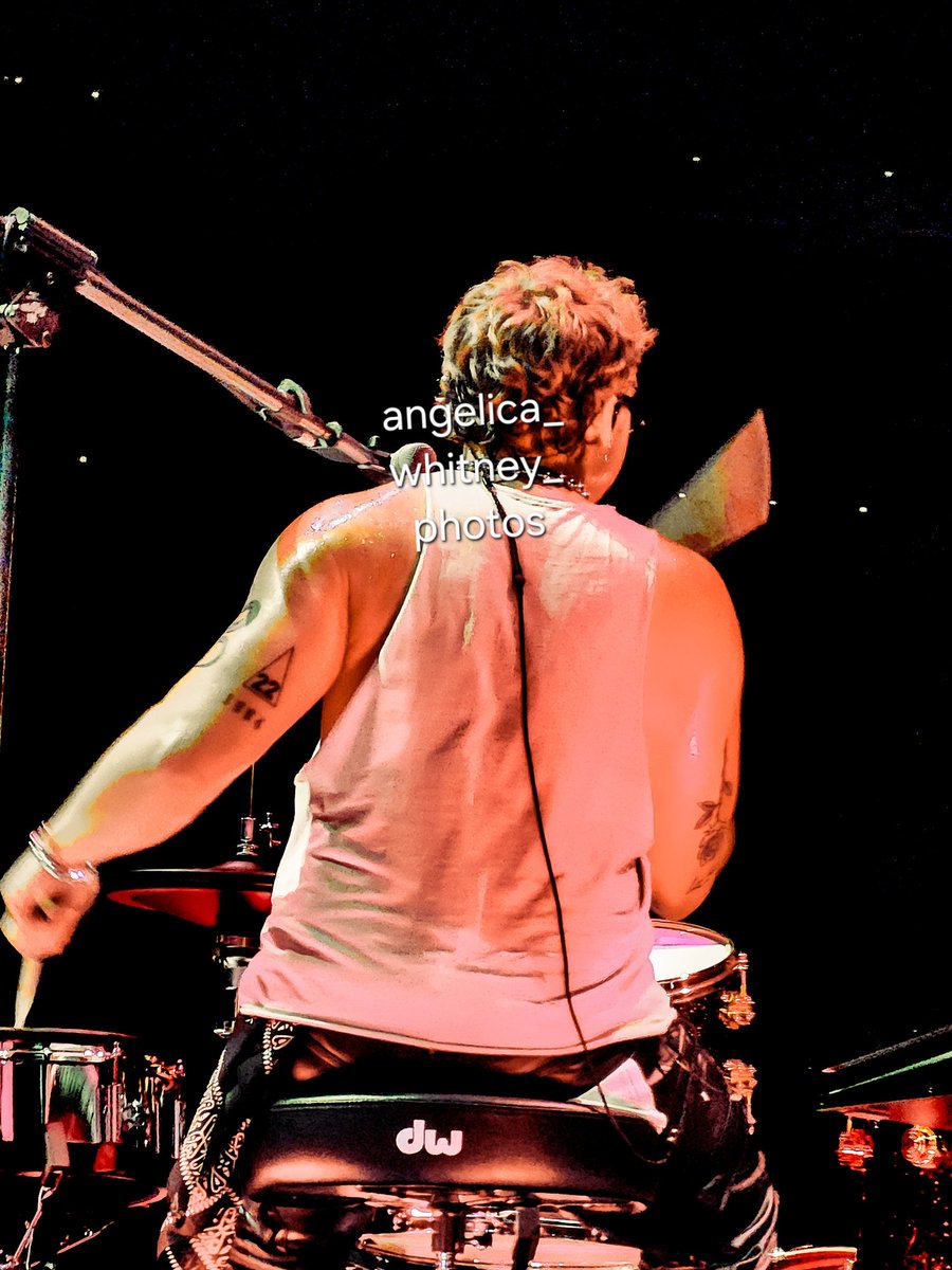 DelicateDaisy28's tweet photo. 5sos boston photos are posted on insta!! @/angelica_whitney_photos 🤩 #EASboston https://t.co/DrOuaTjiLk