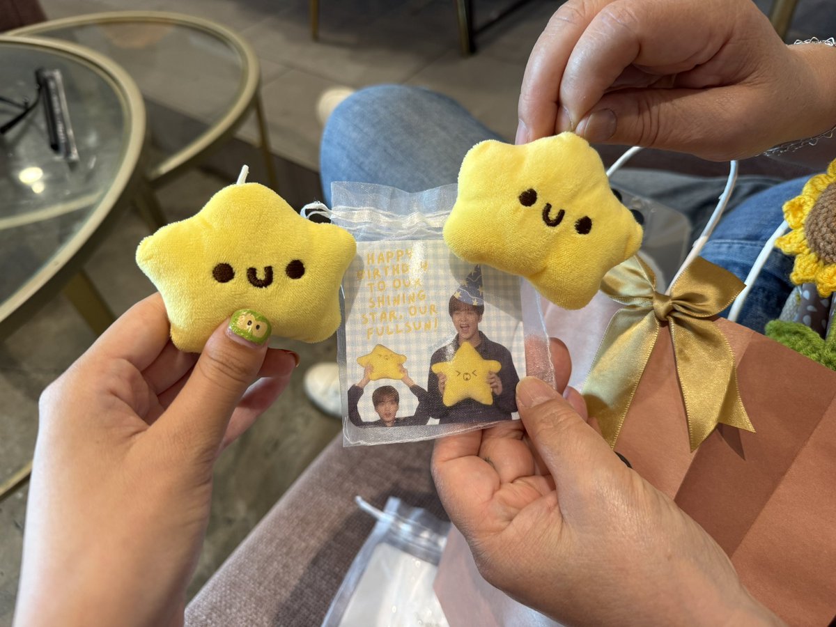 N4MJUN13's tweet photo. went to a haechan bday cupsleeve hosted by @crayoncups!! deco was absolutely gorg and everyone was the sweetest 🥹🥹 ++ @mahaemax had the cutest freebie bag i’ve ever seen 😭😭 the entire event was so fun but getting these goodies was the absolute cherry on top!! hbd haechan ❤️ https://t.co/VhwhNZ1sgR