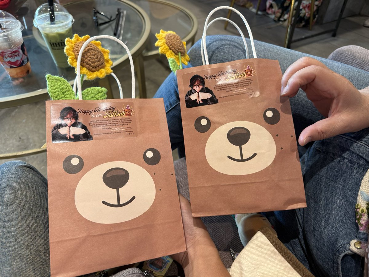N4MJUN13's tweet photo. went to a haechan bday cupsleeve hosted by @crayoncups!! deco was absolutely gorg and everyone was the sweetest 🥹🥹 ++ @mahaemax had the cutest freebie bag i’ve ever seen 😭😭 the entire event was so fun but getting these goodies was the absolute cherry on top!! hbd haechan ❤️ https://t.co/VhwhNZ1sgR