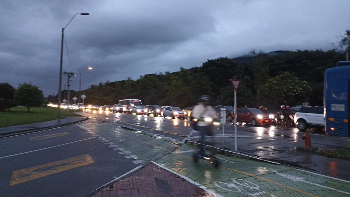 RutaBogotaNorte's tweet photo. #Atención | (06:18 p.m) 🚘🚨 Alta congestión desde la calle 240 hasta la calle 225 de la #AutoNorte en sentido Chia - Bogota. Cambie de carril con precaución. Estamos trabajando por regular el tráfico lo más pronto posible. #Tráfico https://t.co/qEiY4iGrCN