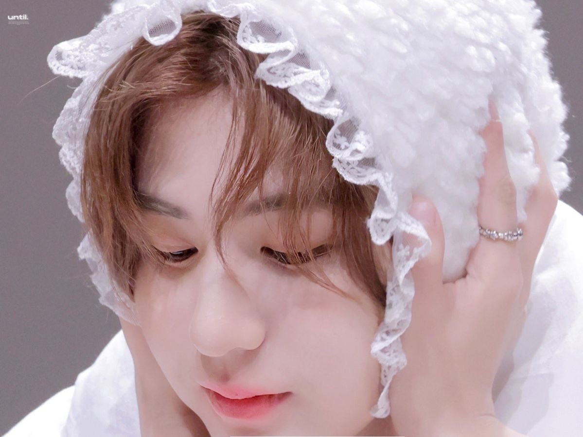 leehnaii's tweet photo. i see no difference… all i see is two leehans https://t.co/16WsHDDiZj