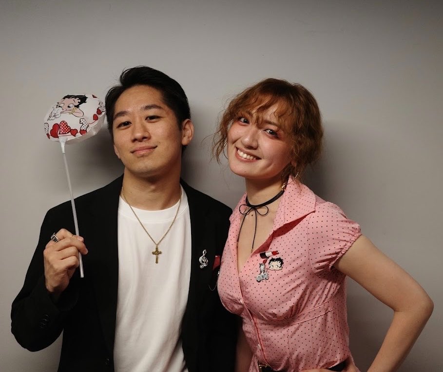 Mu_ton910's tweet photo. 初共演、えみちゃん！

歌が素晴らしいのは僕なんかが言うまでもなく💦
彼女の芝居感、舞台上での居方。
同業者として、本当に尊敬しています。

今回僕はフィジカルシアター的な役柄なので、
いつか普通の人間の役で(笑)
一緒に芝居がやりたい！会話劇！

#boopthemusical https://t.co/9AeIVOqlk5