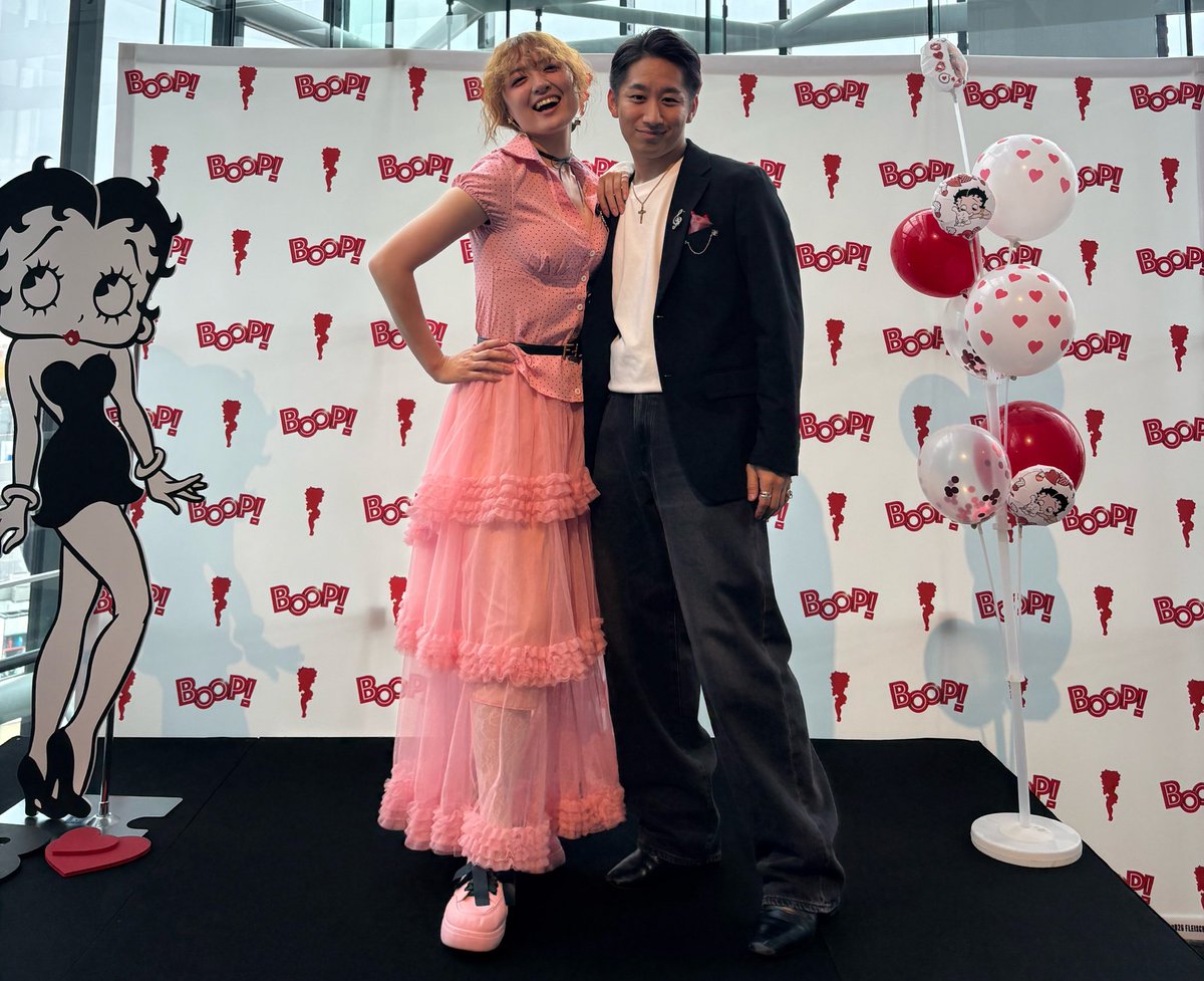 Mu_ton910's tweet photo. 初共演、えみちゃん！

歌が素晴らしいのは僕なんかが言うまでもなく💦
彼女の芝居感、舞台上での居方。
同業者として、本当に尊敬しています。

今回僕はフィジカルシアター的な役柄なので、
いつか普通の人間の役で(笑)
一緒に芝居がやりたい！会話劇！

#boopthemusical https://t.co/9AeIVOqlk5
