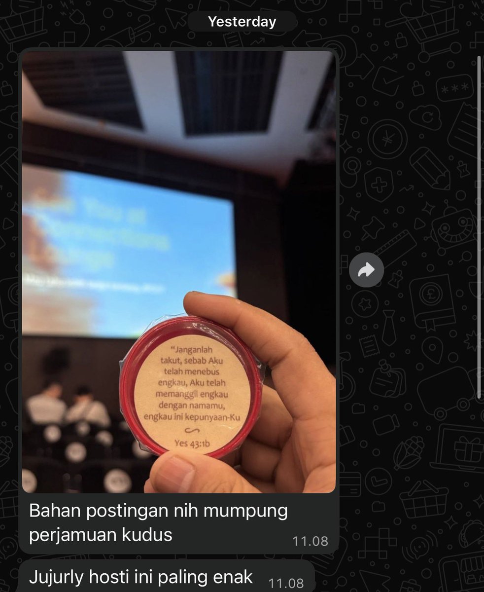 kresbung's tweet photo. Lihatlah kelakuan kawan etmint mereview hosti perjamuan kudus 🫪🫪 https://t.co/Kg4WVHm2dD