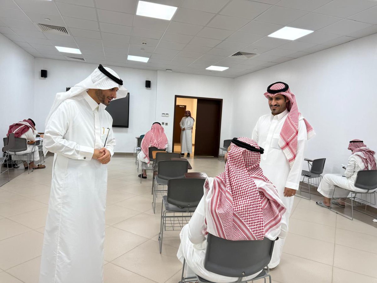 ce_mu_'s tweet photo. جانب من الجولة التفقدية لسعادة عميد #كلية_الهندسة أ.د صالح بن احمد الدهش لمتابعة سير الاختبارات والاطمئنان على انتظامها في برنامجي ماجستير العلوم في هندسة الطاقة المتجددة https://t.co/MRgNz7ZiK1