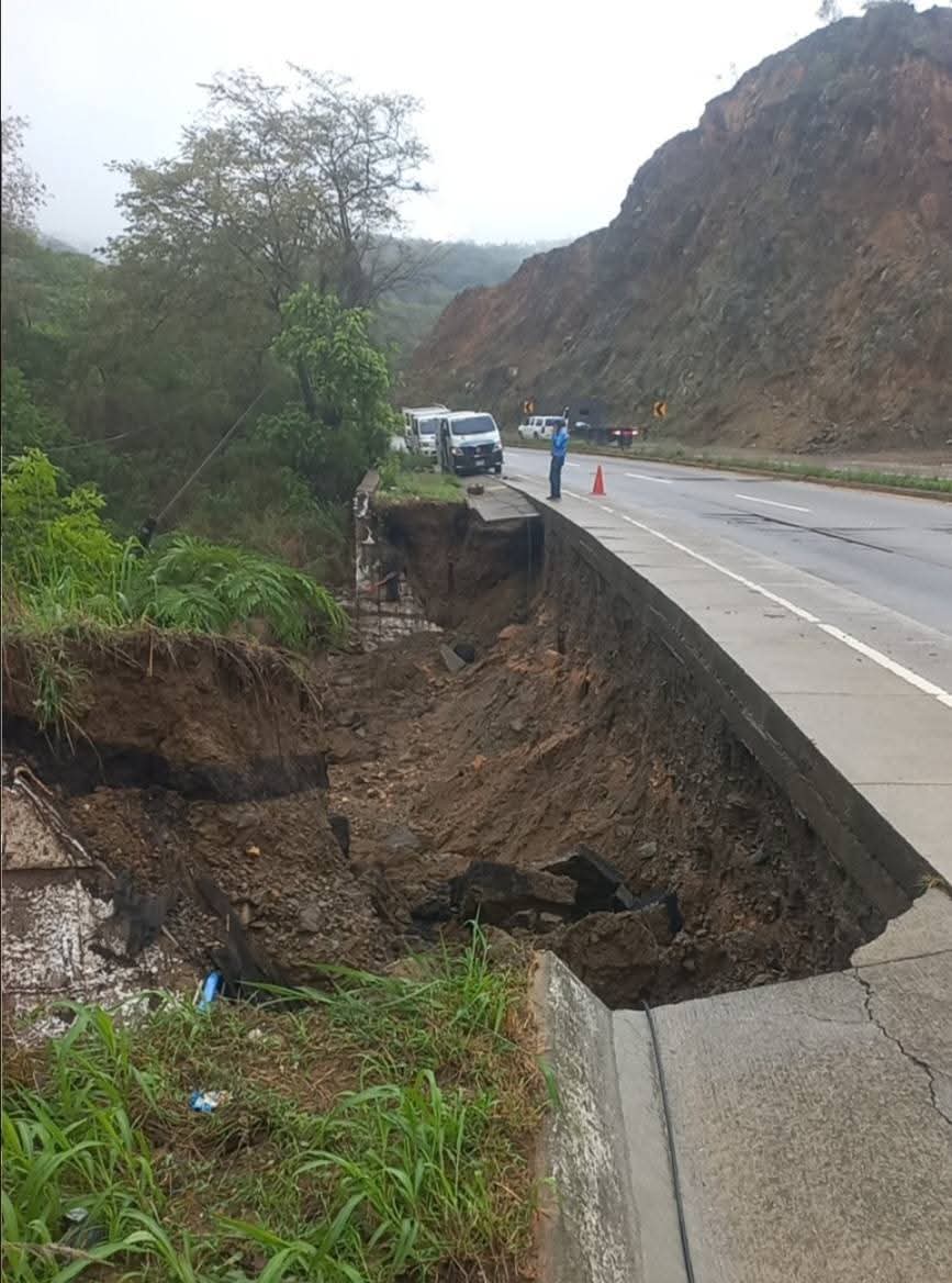 _ETVNEWS_'s tweet photo. Conred reporta un socavamiento en el kilómetro 38 de la CA-09 de Norte a Sur, San Antonio La Paz, El Progreso. Asegura que coordina con instituciones del Sistema CONRED para las acciones de respuesta.
#Conred #traficogt #ElProgreso #Guatemala #carreterasgt https://t.co/YTS6RTAnKD