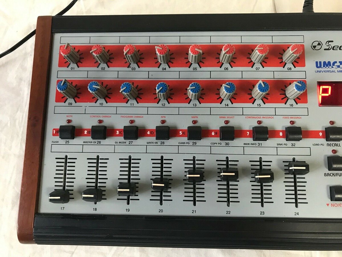 neoharp's tweet photo. 学生時代購入してほったらかしだったumc1688、AIと使い方相談しながら理解しまして、ようやく使っていけそうです。堂々と間違いする欠点はあるけど、やはり自分のレベルに合わせて最後まで付き合ってくれるところがいいところですなーAIは。

USB付いてない古いmidiコントローラで、ちょいレアモノ https://t.co/a67CWXldOm