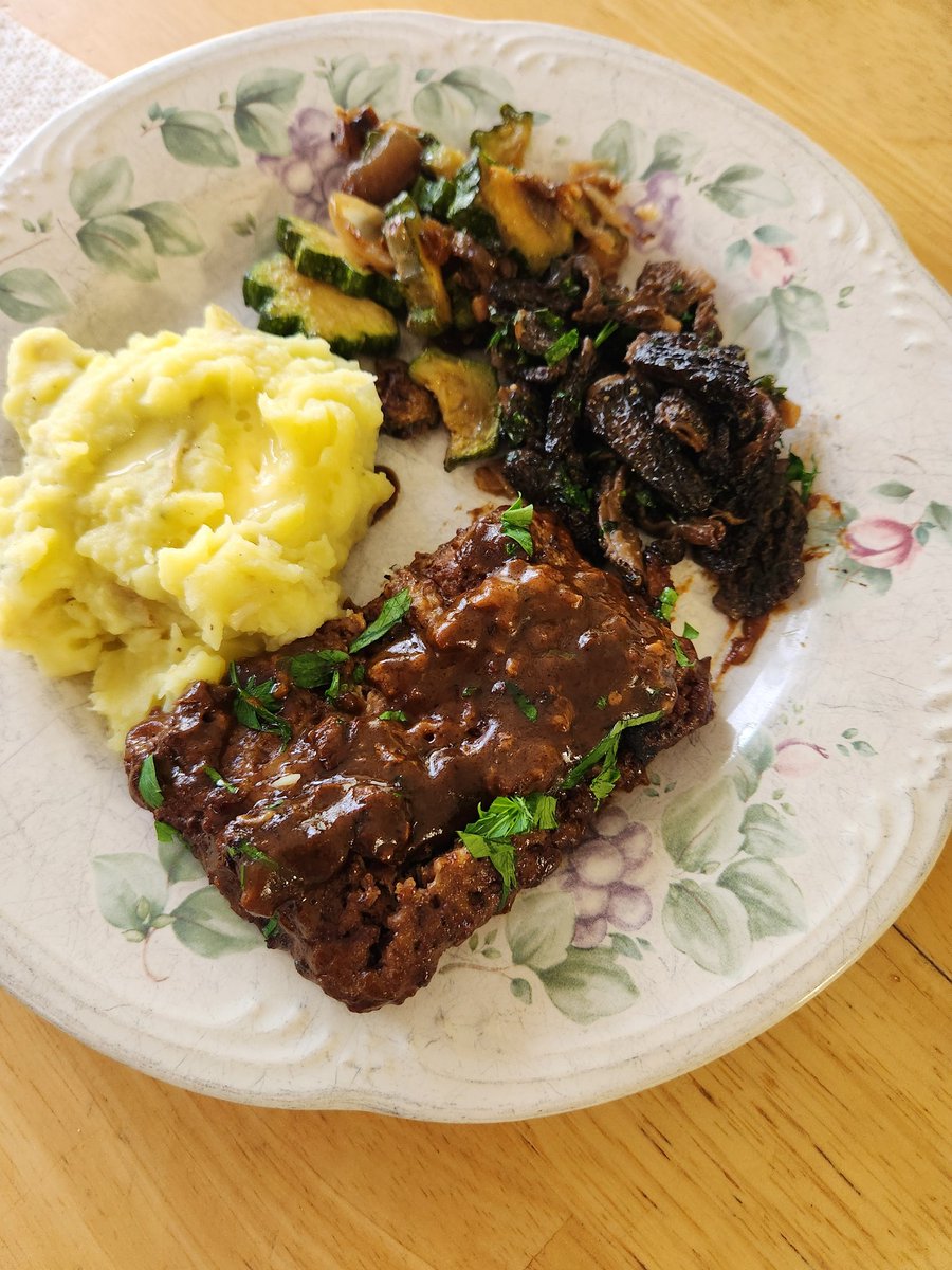 BowersYvette's tweet photo. Oven baked cube steak. Missing it's gravy because I didn't add water halfway through the cook time, mashed potatoes (from a WW recipe, so lighter but delicious!), leftover zucchini, sautéed morel mushrooms. https://t.co/AKMmZDWIha