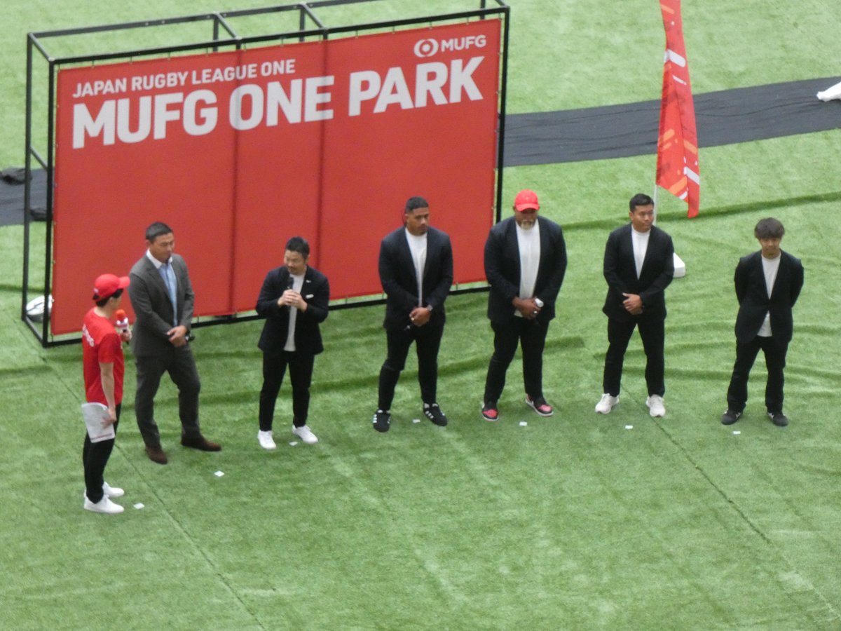 kikizake's tweet photo. 国立で試合前に「MUFG ONE PARK Rugby」のトークショー＆抽選会イベントへ参加。用意してくれた席は3層、そしてトークショーはグラウンドなので、正直見えないし音声もほぼ聞えず(+_+)途中で離脱した。これ、担当者、少なくとも音響は事前に確認したのか？
#mufgonepark #rugby https://t.co/u9UsuCuZQG
