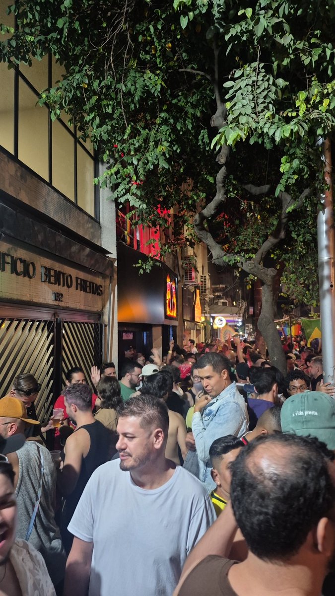 CariocaDeRuaRJ's tweet photo. A Rua Bento Freitas no Centro Rio esta sensacional lotada! 
...
#pride #pridesp #paradagaysp #paradagay #sp #paradapaulista #parada #paradagaysp2026 #paradasp ❤️🏳️‍🌈🇧🇷🚀 https://t.co/OzJ0wlDE8U