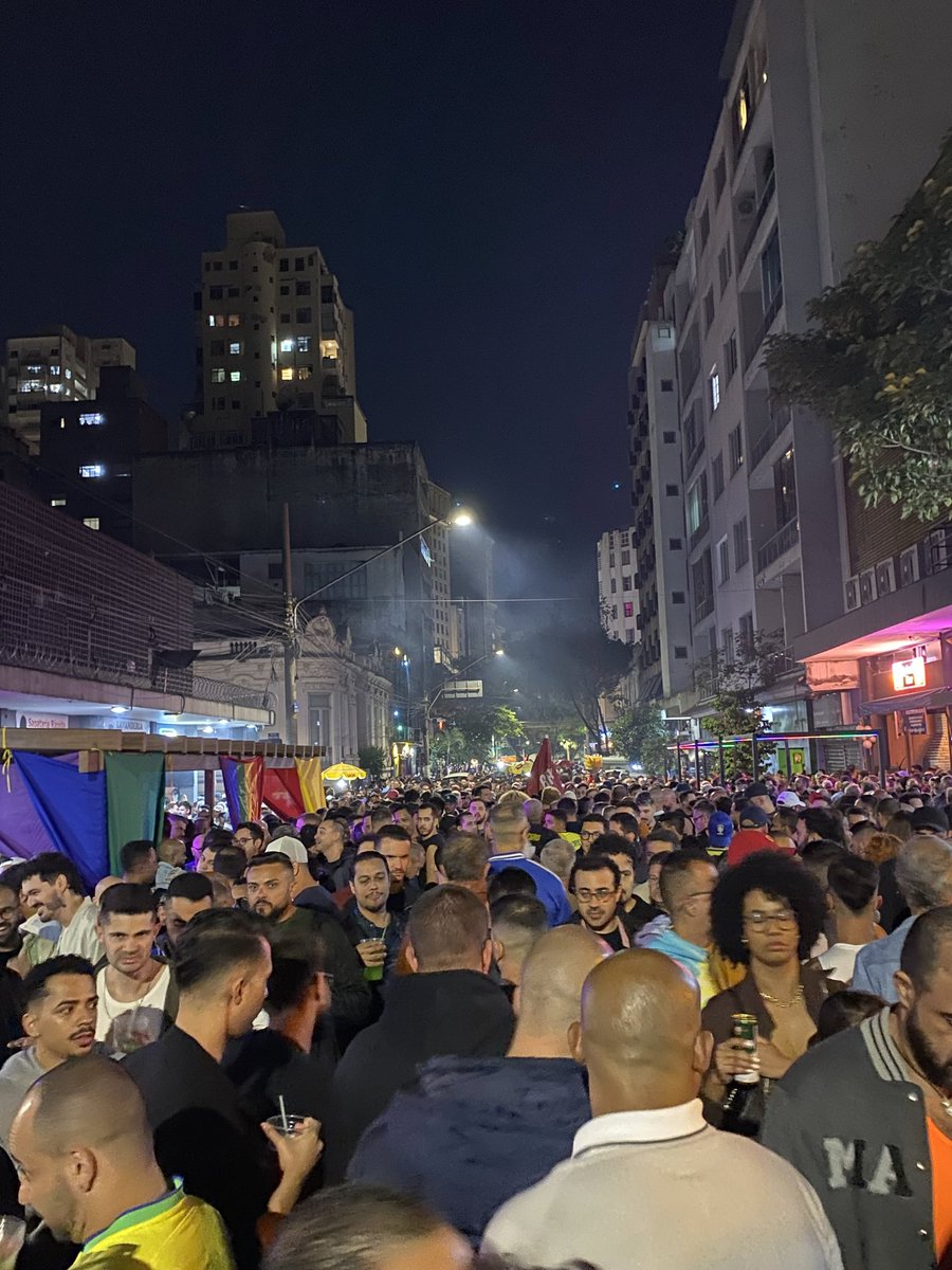 CariocaDeRuaRJ's tweet photo. A Rua Bento Freitas no Centro Rio esta sensacional lotada! 
...
#pride #pridesp #paradagaysp #paradagay #sp #paradapaulista #parada #paradagaysp2026 #paradasp ❤️🏳️‍🌈🇧🇷🚀 https://t.co/OzJ0wlDE8U